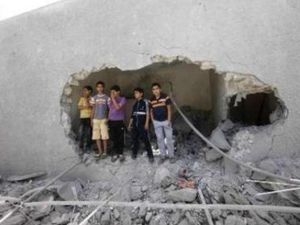 
اثار دمار في منزل قالت الحكومة الليبية ان حلف الاطلسي قصفه ما ادى لمقتل نجل القذافي سيف العرب وثلاثة من احفاد الزعيم الليبي
