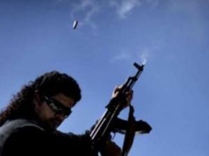 مقاتل مناهض للقذافي يطلق الرصاص في الهواء 