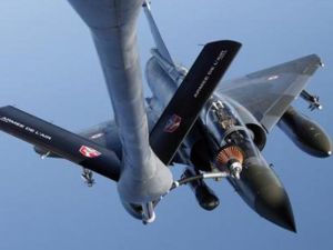 مقاتلة ميراج فرنسية تتزود بالوقود فوق البحر المتوسط
