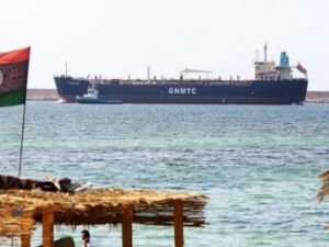 اقتياد ناقلة نفط تحمل العلم الروسي الى قاعدة طرابلس البحرية
