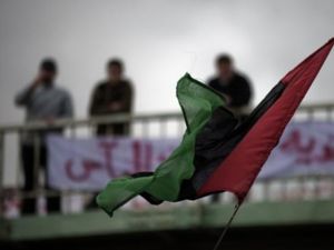 علم المعارضة الليبية التي تتمركز قيادتها في بنغازي شرق البلاد