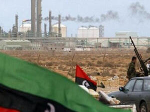 خليفة حفتر يقرر تسليم موانئ منطقة “الهلال النفطي” لمؤسسة النفط المنبثقة عن الحكومة المؤقتة (شرق)