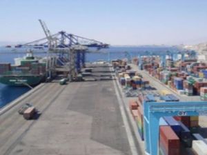 الباخرة المحتجزة مملوكة لاوكراني قام بقرصنة شحنة من السيارات مستوردة من قبل 25 تاجرا ليبيا