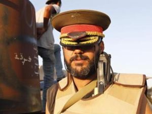 المقاتل الليبي يرتدي قبعة القذافي العسكرية