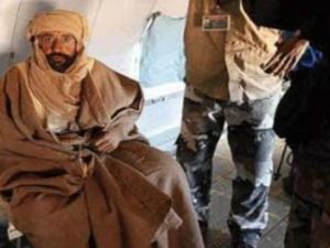 صورة تظهر سيف الإسلام وقد لفت اصابعه بالشاش الابيض