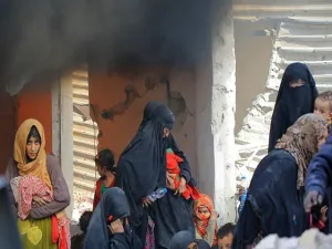  إخراج نحو 100 شخص بين امرأة وطفل من خطوط النار بحي الجيزة البحرية