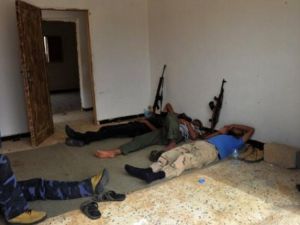 مقاتلون من المجلس الإنتقالي يستلقون في أحد منازل سرت