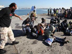 يعبر مهاجرون من دول افريقية الصحراء إلى ليبيا على أمل التمكن من عبور البحر المتوسط إلى ايطاليا