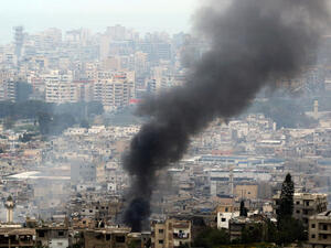 Smoke from clashes rises above Ein el-Hilweh, a Palestinian refugee camp in Sidon, Lebanon, 9 April 2017 (AFP/Mahmoud Zayyat)