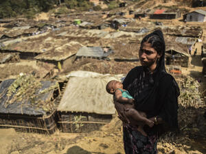 Rohingya refugees from Myanmar waiting for food aid in Kutupalong refugee camp near Cox's Bazar, Bangladesh (Shutterstock/File Photo)