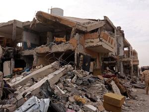 A member of the Libyan forces of the National Accord (GNA) patrols Sirte's Al-Giza Al-Bahriya district on December 20, 2016 after they drove Daesh out of its Libyan stronghold earlier this month. (AFP/Mahmud Turkia)