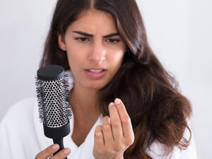 من أعراض الإصابة بالقمل شعور الشّخص المصاب بحركةٍ في رأسه

