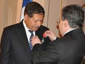 أحمد زويل يحصل على وسام الشرف برتبة "فارس"