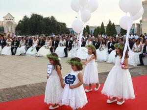 Bridemades carry balloons as Lebanese Maronite Christian couples take part in a mass wedding at the Maronite Patriarchate in Bkerke on September 2, 2018. 
ANWAR AMRO / AFP
