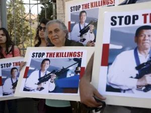 Israelis protest against Philippine President Rodrigo Duterte's visit to Israel as they stand outside the presidential compound in Jerusalem on September 4, 2018, during Duerte's meeting with his Israeli counterpart. 
GALI TIBBON / AFP