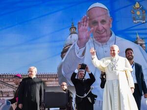 Pope Francis (R) waves as he arrives on stage for a meeting with youth on Piazza Politeama in Palermo on September 15, 2018, during his one-day visit on the occasion of the 25th anniversary of the killing by the mafia of Sicilian priest Pino Puglisi. 
Andreas SOLARO / AFP