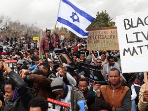 Hundreds of African migrants taking part in a protest in Jerusalem against deporting African asylum seekers last year. (AFP/File Photo)