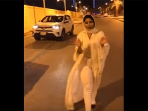 Shireen al-Rifaie, news reporter for UAE-based AlAan TV in the controversial video while in Saudi Arabia reporting women driving.
(Screenshot/Twitter)