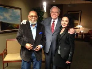 Warren Buffett (C) appears with the bidder who pledged $2.68 million in exchange for a lunch date with the billionaire investor. (UPI)