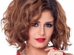منة فضالي بالشورت