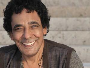 النجم المصري الشهير محمد منير