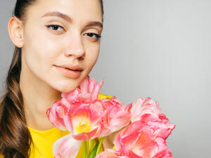 عزيزتي الأم استخدمي كريم للعناية بالعينين ذو جودة عالية