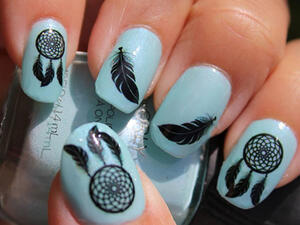 مناكير الريش يعتبر من أحدث صيحات الموضة والتي توحي بالقوة والفخامة