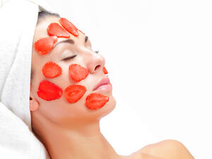 قناع الفراولة يفتح البشرة ويوحّد لونها

