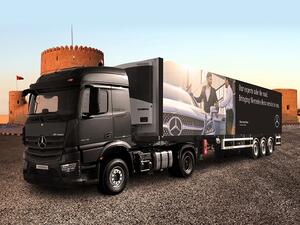 the Mercedes-Benz Mobile Service Truck breaks the barrier of a fixed location, providing a facility similar to any Mercedes-Benz workshop. 