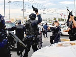 اعتقلت قوات الشرطة الفيدرالية جميع أفراد الشرطة المحلية بالبلدة، البالغ عددهم 27 فردا