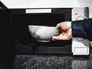 يعد فرن الميكروويف مرتعاً للبكتيريا والجراثيم بسبب كثرة الاستخدام

