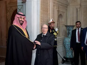 Tunisian President Beji Caid Essebsi (C) shakes hands with Saudi Arabia's Crown Prince Mohammed bin Salman (L) upon the latter's arrival at the presidential palace in the capital Tunis on November 27, 2018. (Fethi Belaid / AFP)
