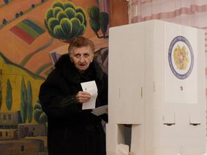 A woman votes during early parliamentary elections in Yerevan on December 9, 2018. (Karen MINASYAN / AFP)