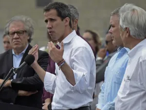 Venezuelan opposition leader Juan Guaido (C), flanked by presidents Mario Abdo Benitez (2nd-L) of Paraguay, Ivan Duque (2nd-R) of Colombia and Sebastian Pinera (R) of Chile, and Organization of American States Secretary-General Luis Almagro (L). (AFP/ File)