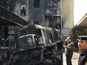 Members of the security forces and onlookers gather at the scene of a fiery train crash at the Egyptian capital Cairo's main railway station on February 27, 2019. (AFP/ Mohamed el-Shahed)