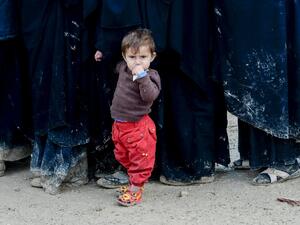 A child stands in queue in al-Hol camp which houses relatives of Islamic State (IS) group members, in al-Hasakeh governorate in northeastern Syria on March 28, 2019. (GIUSEPPE CACACE / AFP)