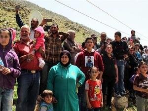 Syrian refugees wait in the southern Lebanese village of Shebaa, before returning home to their village of Beit Jinn southwest of Damascus. (AFP photo)
