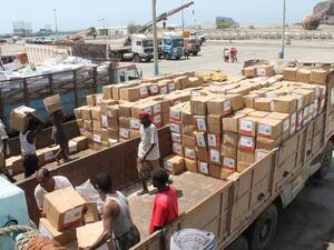 Yemeni workers unload Emirati medical aid boxes in Aden. (AFP)