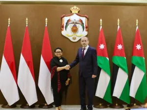 Foreign Minister Ayman Safadi (left) with the Indonesian counterpart Retno Marsudi on Tuesday in Amman (Twitter/ @AymanHsafadi)