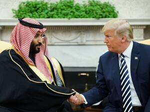 Saudi Crown Prince Mohammed bin Salman (L) and U.S. President Trump (R) shake hands. (AFP/ File Photo)