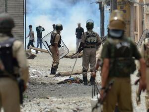 Kashmiri protestors clash with Indian police in Srinagar. (Tauseef Mustafa / AFP)