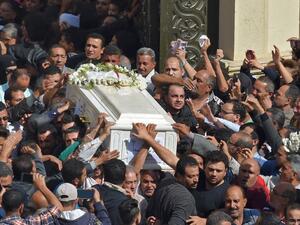 Coptic Christians carry the coffin of a victim killed in an IS-claimed attack that took place on Friday against pilgrims in Egypt's Minya province. (AFP Photo/MOHAMED EL-SHAHED )