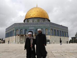 Palestinians walk outside the Dome of the Rock in Jerusalem's Old City in Al Aqsa mosque compound on January 23, 2018. (Ahmad Gharabli / AFP PHOTO)