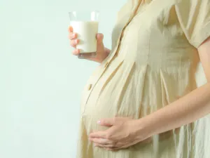 يبدأ يتكون الحليب في ثدي الحامل بعد انتهاء الثلث الأول من الحمل

