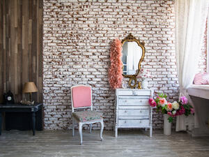 تمنح المرايا في المنزل المزيد من الإضاءة والانشراح. تمنح المرايا في المنزل المزيد من الإضاءة والانشراح.