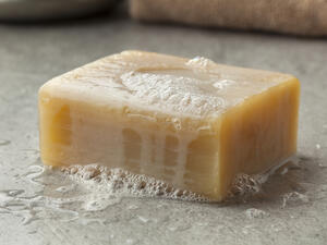 الصابون المغربي يساعد على تقشير الجلد، وإزالة الجلد الميت