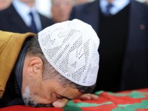 رجل مغربي يقبل نعش الناشط الراحل ابراهيم السرفاتي خلال تشييعه في الدار البيضاء