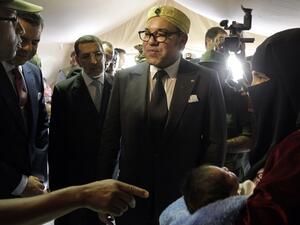 Moroccan King Mohammed VI (C) visits a field hospital treating Syrian refugees at the Zaatari camp in northern Jordan, which houses around 36,000 refugees. (AFP/File)