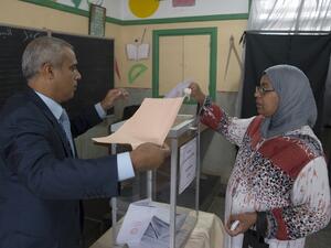 A Moroccan woman casts her ballot for the parliamentary election at a polling station in the capital Rabat on October 7, 2016. (AFP/Fadel Senna)