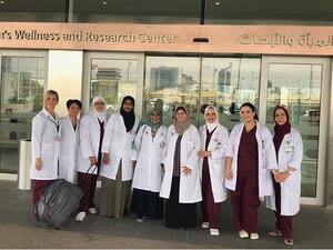 السيدة هيلة جوهر، المدير التنفيذي للتمريض في مركز صحة المرأة والأبحاث، إلى جانب فريق القابلات من برنامج الرعاية المنزلية لما بعد الولادة. 